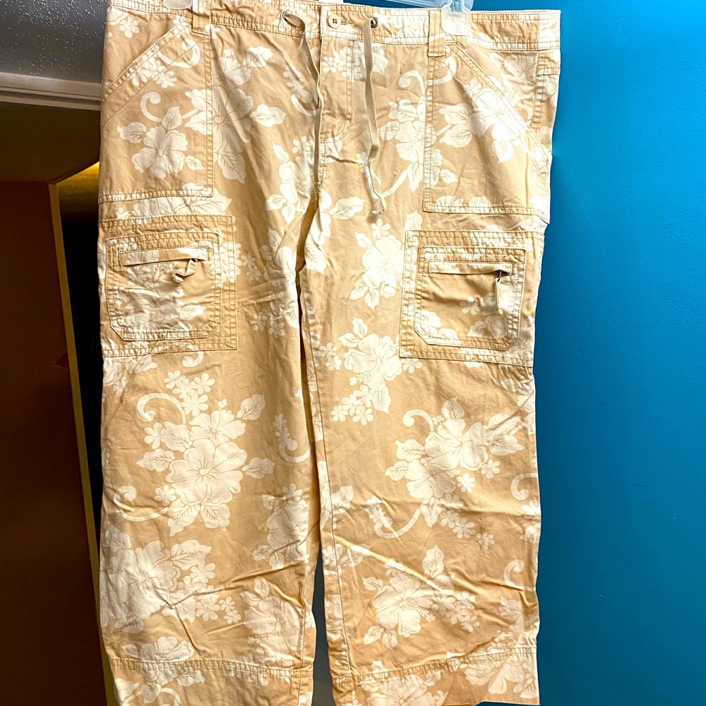 Old Navy tropical/floral print Capri pants sz 18